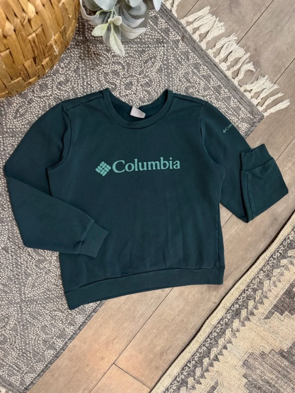 Columbia Tweens Dark Teal Crewneck Sweatshirt with Mint Logo Size Medium Unisex